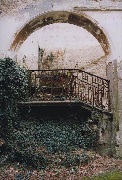 vue partielle de l'escalier d'honneur et de sa rampe en fer forgé