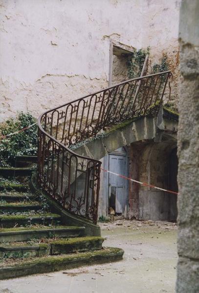 vue partielle de l'escalier d'honneur et de sa rampe en fer forgé