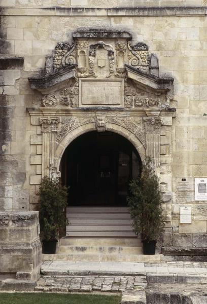 Porte d'entrée à fronton sculpté