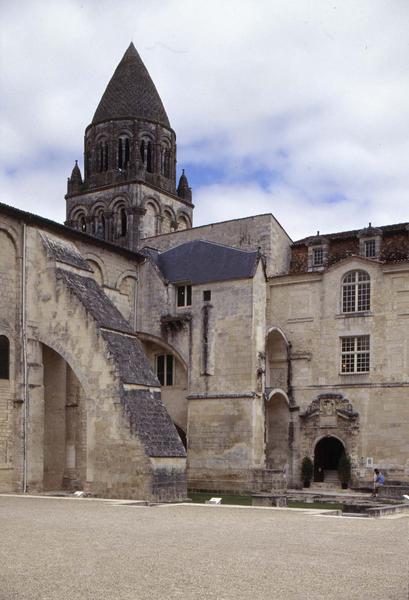 Bâtiment conventuel sur cour, clocher de l'église abbatiale