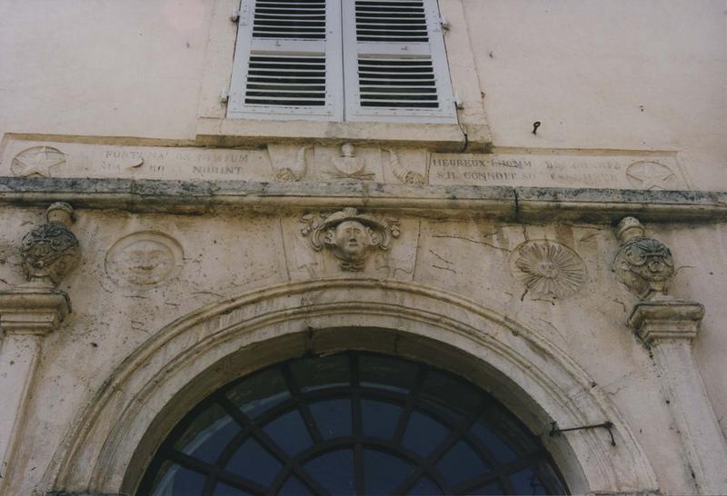 façade nord, détail du linteau de la porte d'accès sur rue