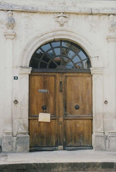 façade nord, vue générale de la porte d'accès sur rue