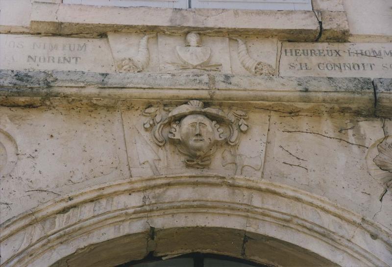 façade nord, détail du linteau de la porte d'accès sur rue