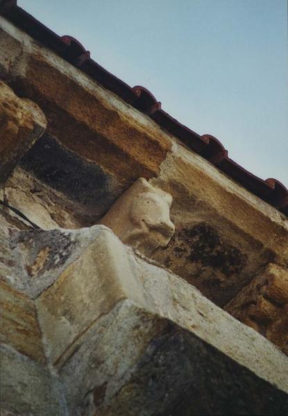 détail d'un corbeau de pierre sculpté