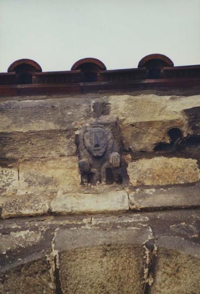 détail d'un corbeau de pierre sculpté