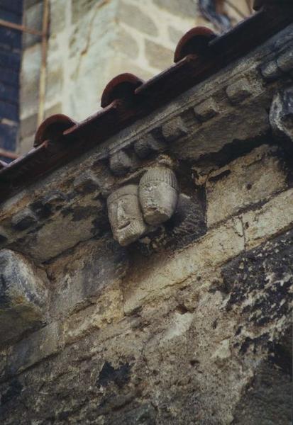 détail d'un corbeau de pierre sculpté