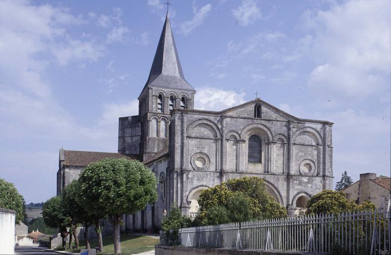 Façade ouest et clocher de l'église abbatiale