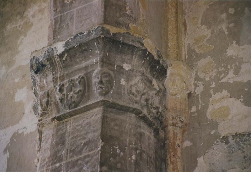 Ancienne église Notre-Dame : détail d'un des chapiteaux sculptés du choeur