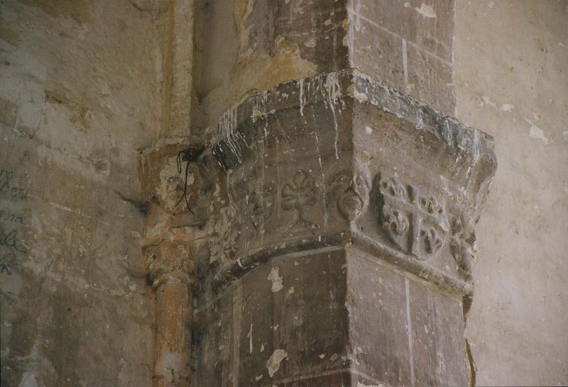 Ancienne église Notre-Dame : détail d'un des chapiteaux sculptés du choeur