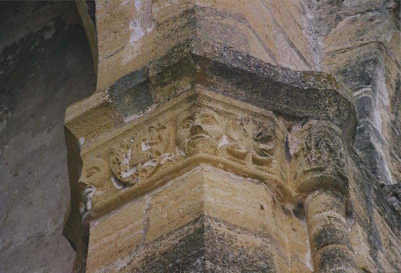 Ancienne église Notre-Dame : détail d'un des chapiteaux sculptés du choeur