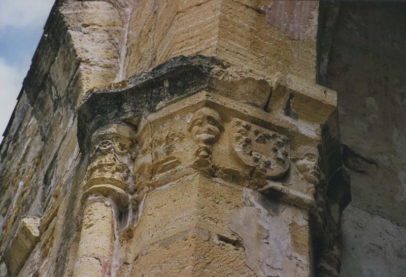 Ancienne église Notre-Dame : détail d'un des chapiteaux sculptés du choeur