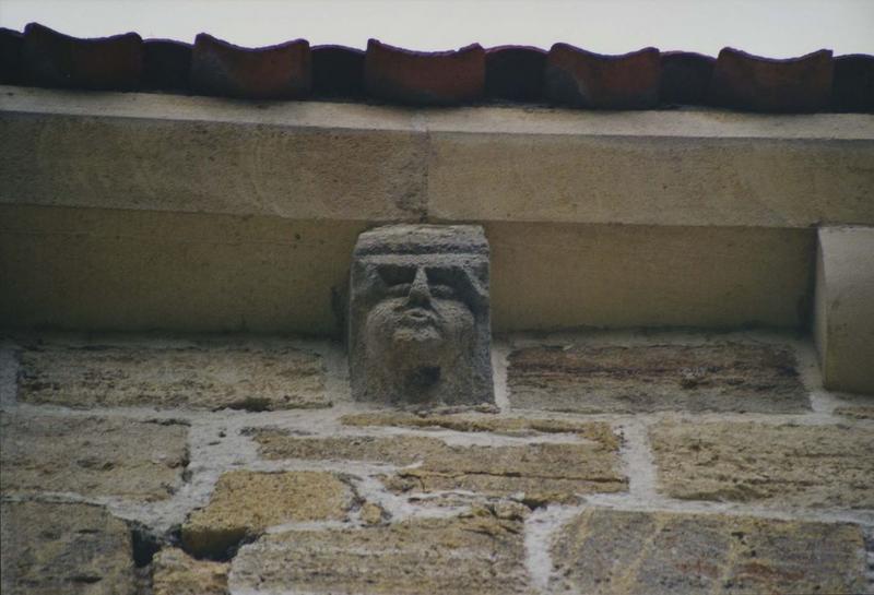 Ancienne église Notre-Dame : détail d'un corbeau de pierre sculpté du chevet