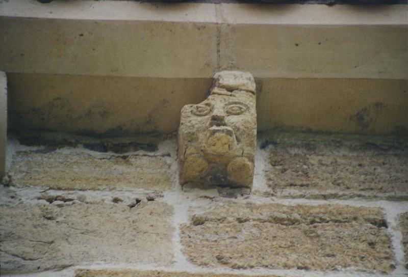 Ancienne église Notre-Dame : détail d'un corbeau de pierre sculpté du chevet