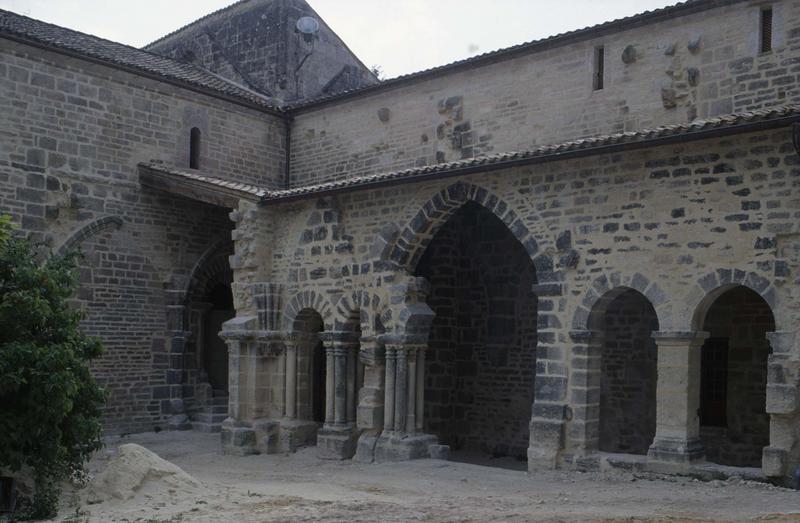 Cloître : arcature de la galerie sur cour