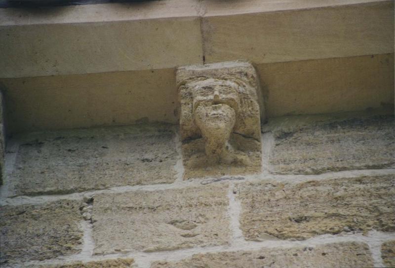 Ancienne église Notre-Dame : détail d'un corbeau de pierre sculpté du chevet