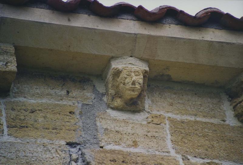 Ancienne église Notre-Dame : détail d'un corbeau de pierre sculpté du chevet