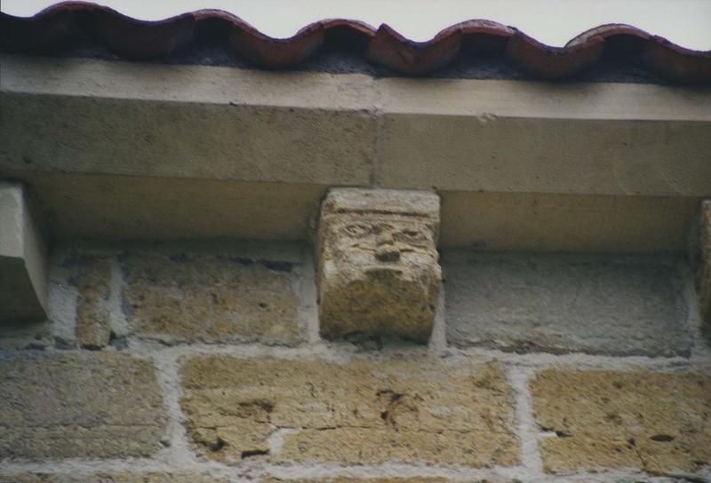 Ancienne église Notre-Dame : détail d'un corbeau de pierre sculpté du chevet