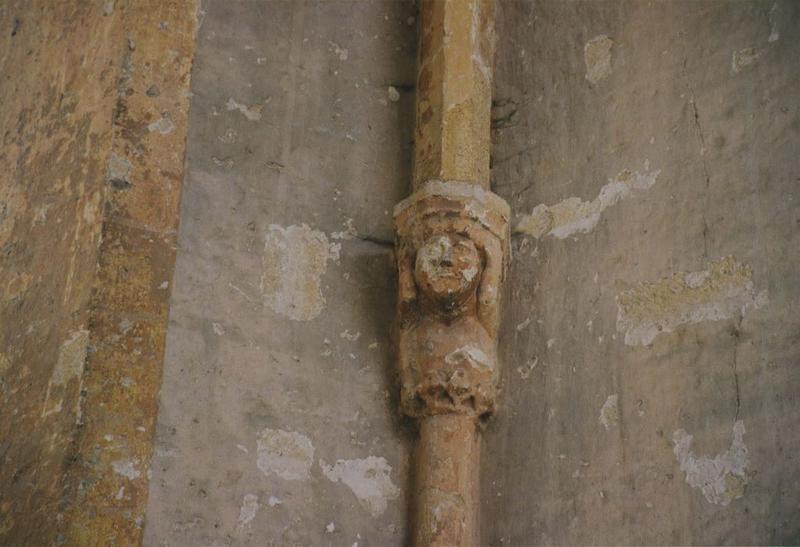 Ancienne église Notre-Dame : détail d'un chapiteau sculpté du choeur