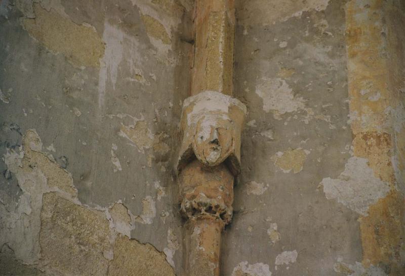 Ancienne église Notre-Dame : détail d'un chapiteau sculpté du choeur