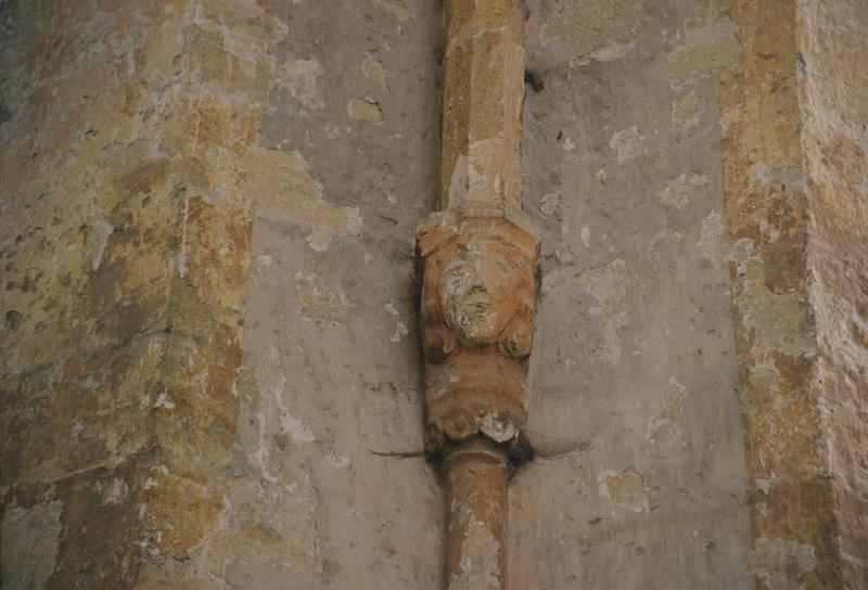 Ancienne église Notre-Dame : détail d'un chapiteau sculpté du choeur