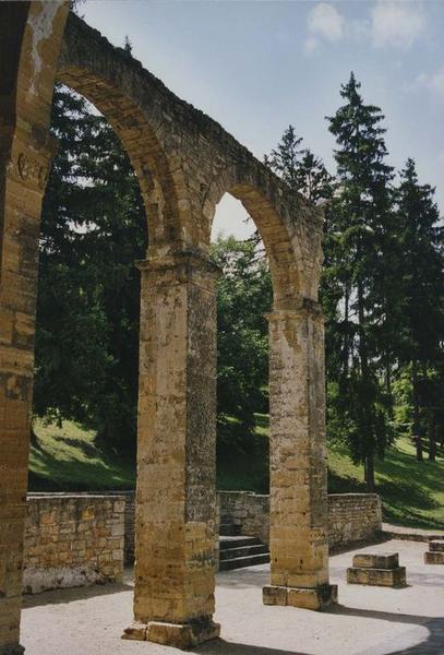 Ancienne église Notre-Dame : arches sud de l'ancienne nef