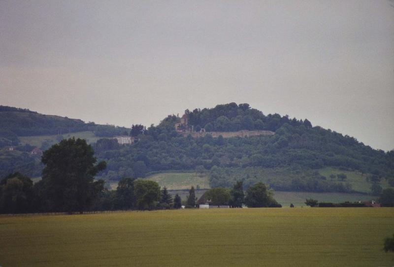 Ancienne église Notre-Dame : vue générale de l'église dans son environnement