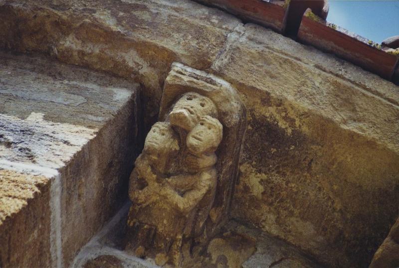 détail d'un des corbeaux de pierre sculptés du chevet