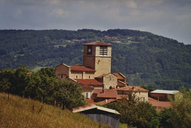 vue générale de l'église dans son environnement