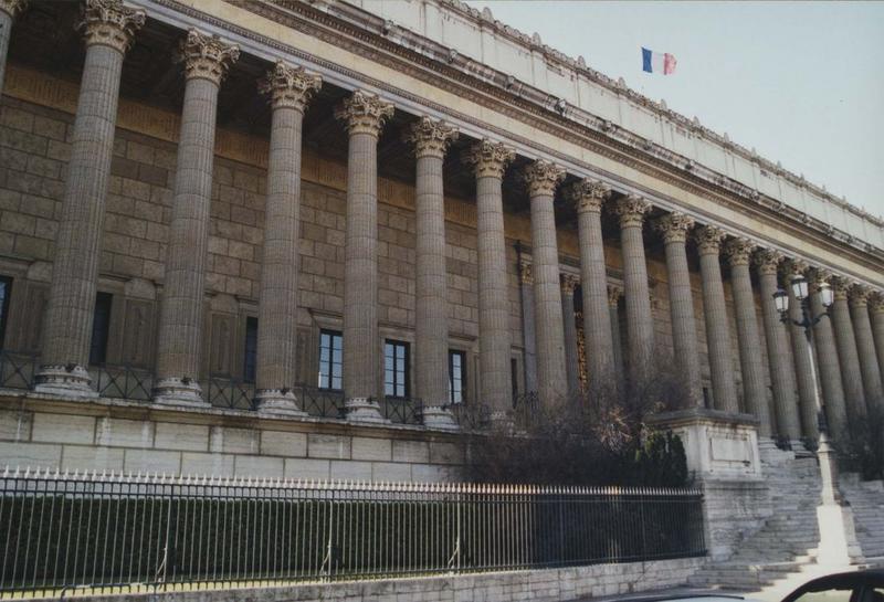 Vue générale de la façade depuis la place Bellecour