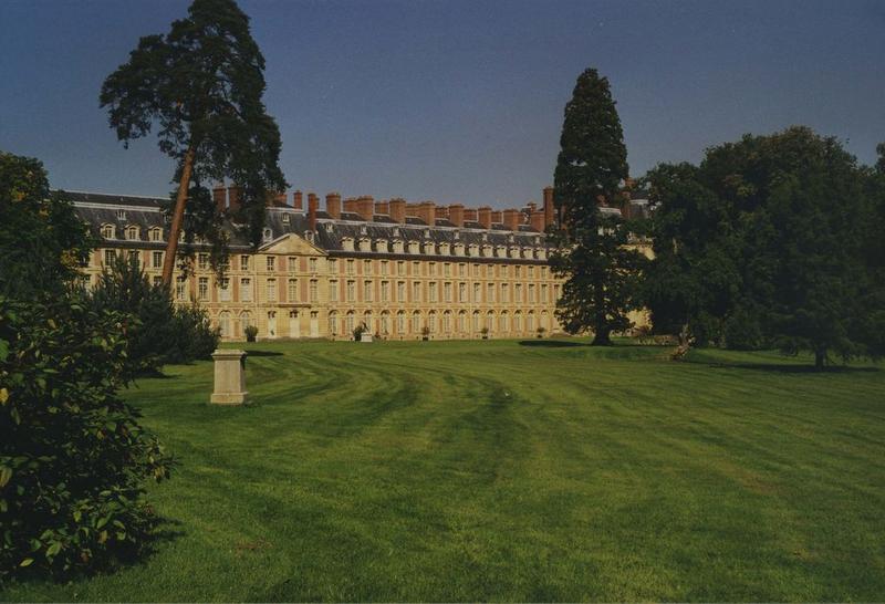 Aile Louis XV vue depuis le Jardin anglais