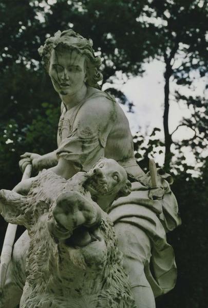 parc, statue : Méléagre tuant le sanglier, vue partielle