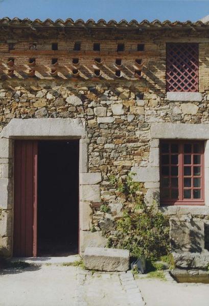 façade sud, bâtiment des communs, vue partielle