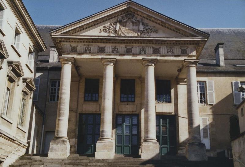 façade monumentale du Palais de Justice