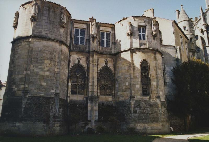 tour Maubergeon, façade ouest sur le jardin, vue générale