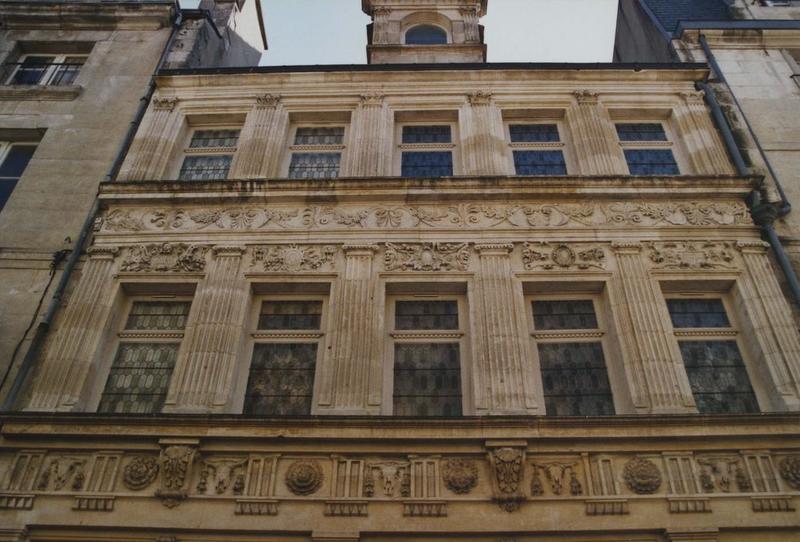 façade sur rue, vue partielle