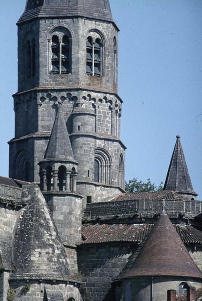 Partie inférieure du clocher et toiture de l'abside