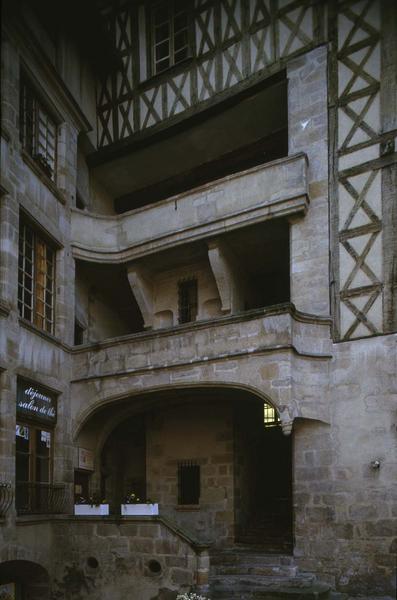 Cour du temple : porche et escalier