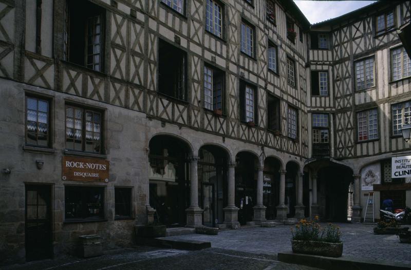 Cour du temple : arcades et façades à pans de bois