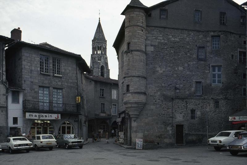 Tourelle d'angle sur une place, clocher de l'église