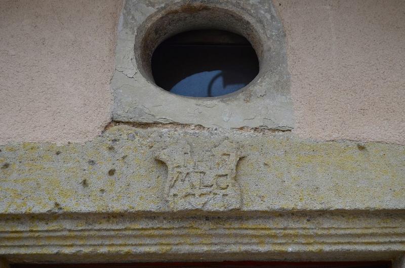 porte d'accès sur rue, détail du linteau