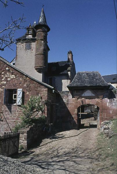 Porche d'entrée et tourelle sur une tour carrée