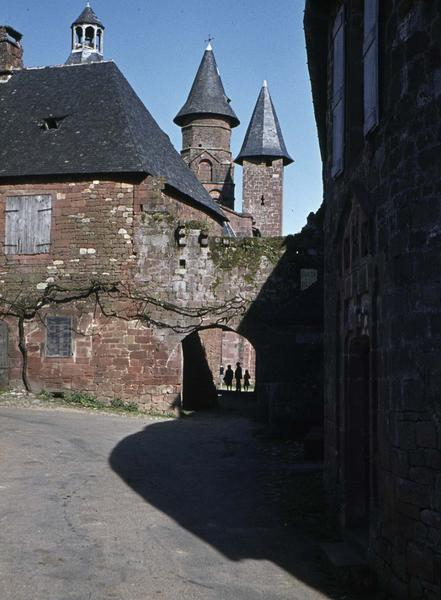 La porte plate et les clochers de l'église