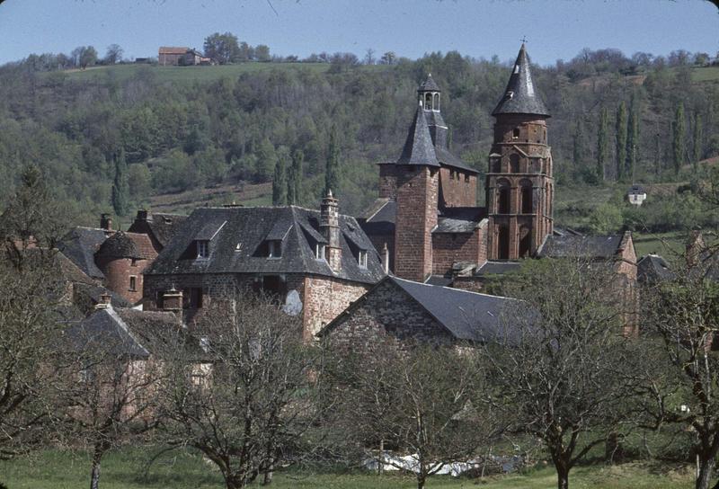 Clochers côté sud et maisons environnantes