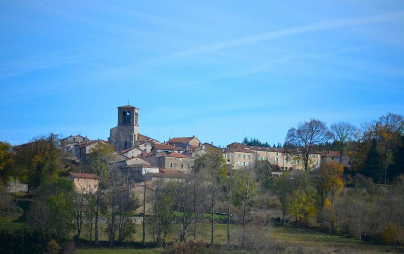 vue générale de l'église dans son environnement