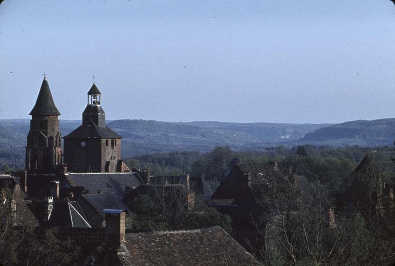 Vue sur les alentours de la ville, clochers de l'église au premier plan