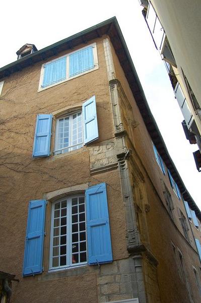 façade sur rue, vue partielle