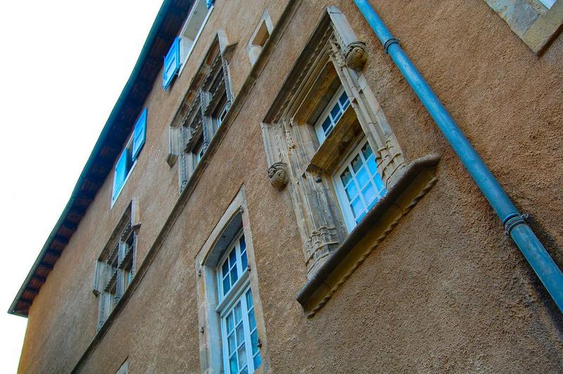 façade sur rue, vue partielle