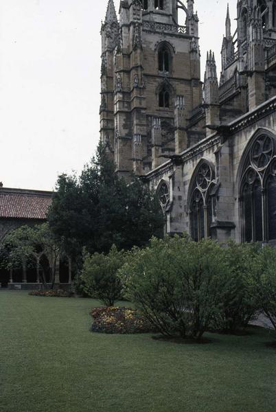 Façade sud sur jardin et base de la flèche