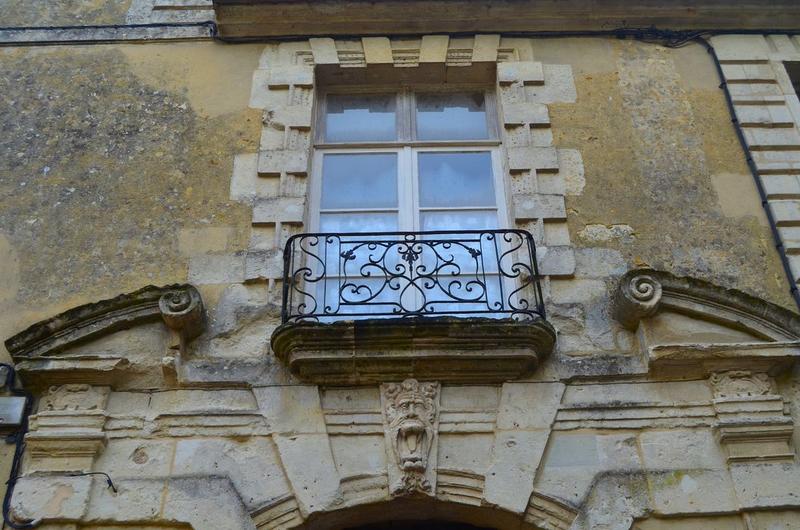 façade sur rue, vue partielle