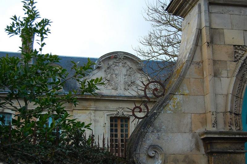 façade sud, détail du fronton